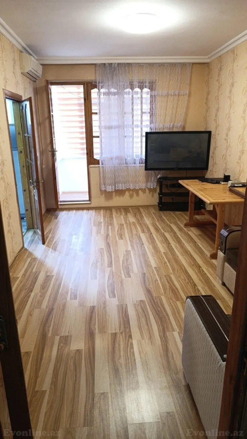 Kirayə verilir 2 otaqlı Mənzil Köhnə tikili 55 m² 4-cü mikrorayon