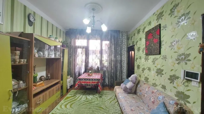 Satılır 3 otaqlı Mənzil Köhnə tikili 75 m² İnşaatçılar m.