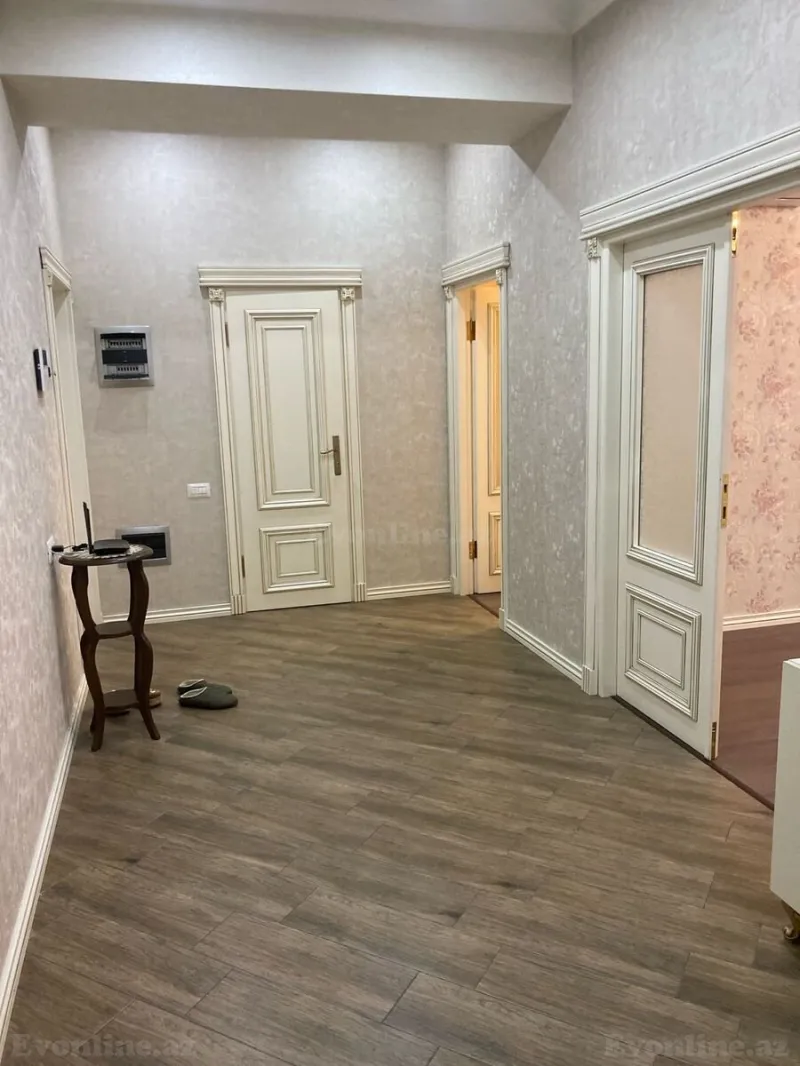 Kirayə verilir 3 otaqlı Mənzil Yeni tikili 128 m² Xətai m.