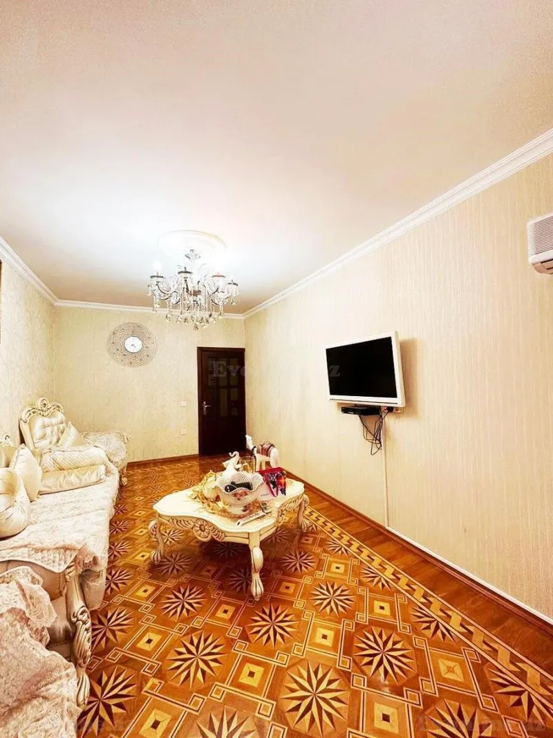 Satılır 5 otaqlı Mənzil Köhnə tikili 133 m² 8-ci mikrorayon - şəkil 2