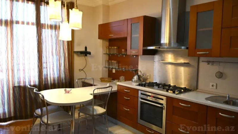 Bakı, Nəsimi r., Sahil m.da 4 otaqlı mənzil kirayə verilir