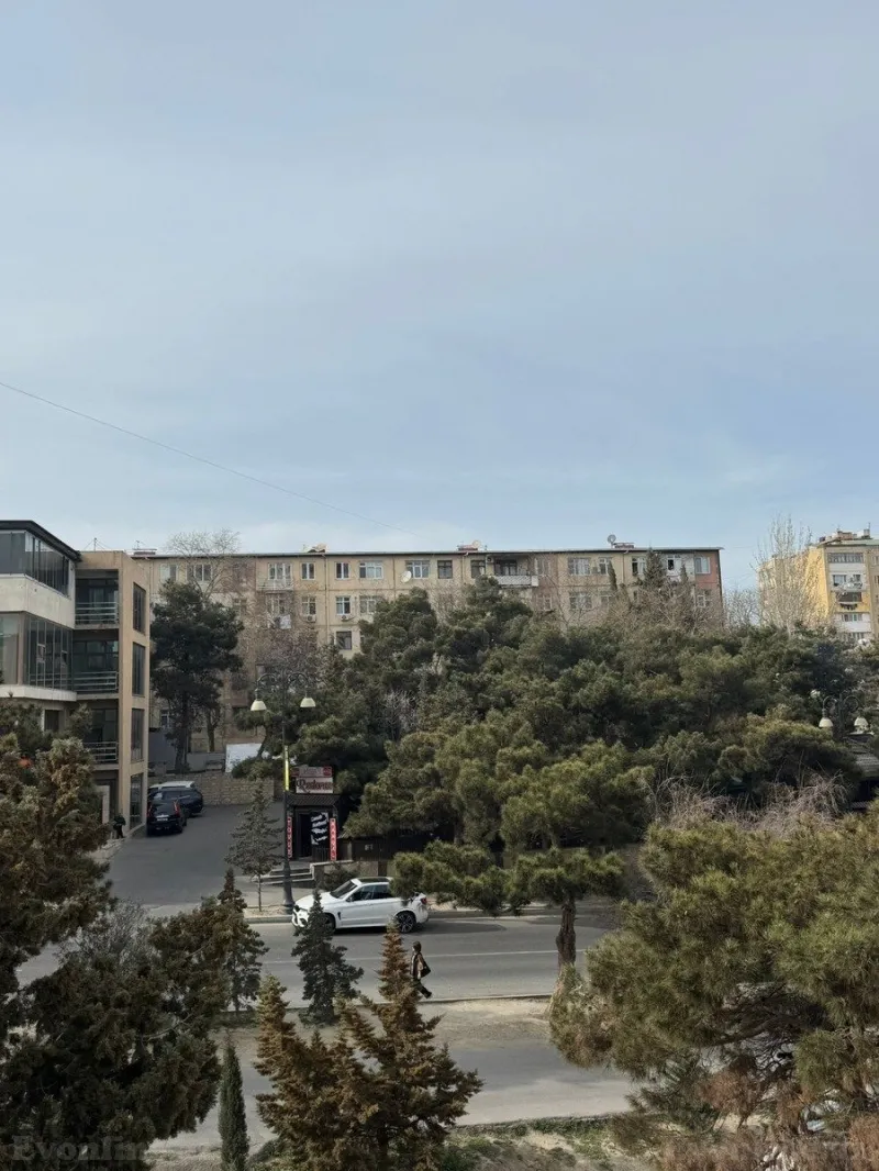 Bakı, Nəsimi r., Memar Əcəmi m., 5-ci mikrorayonda 1 otaqlı mənzil kirayə verilir