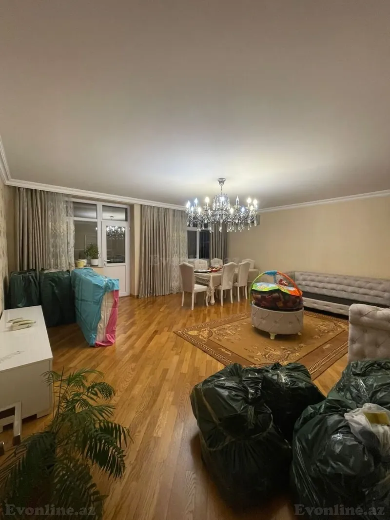 Bakı, Binəqədi r., Azadlıq prospekti m., 8-ci mikrorayonda 5 otaqlı mənzil satılır