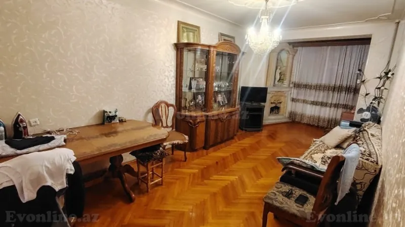 Bakı, Nəsimi r., Memar Əcəmi m., 4-cü mikrorayonda 3 otaqlı mənzil satılır