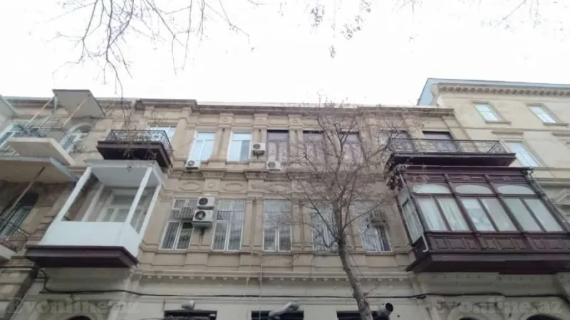 Satılır 4 otaqlı Mənzil Köhnə tikili 220 m² Sahil m.