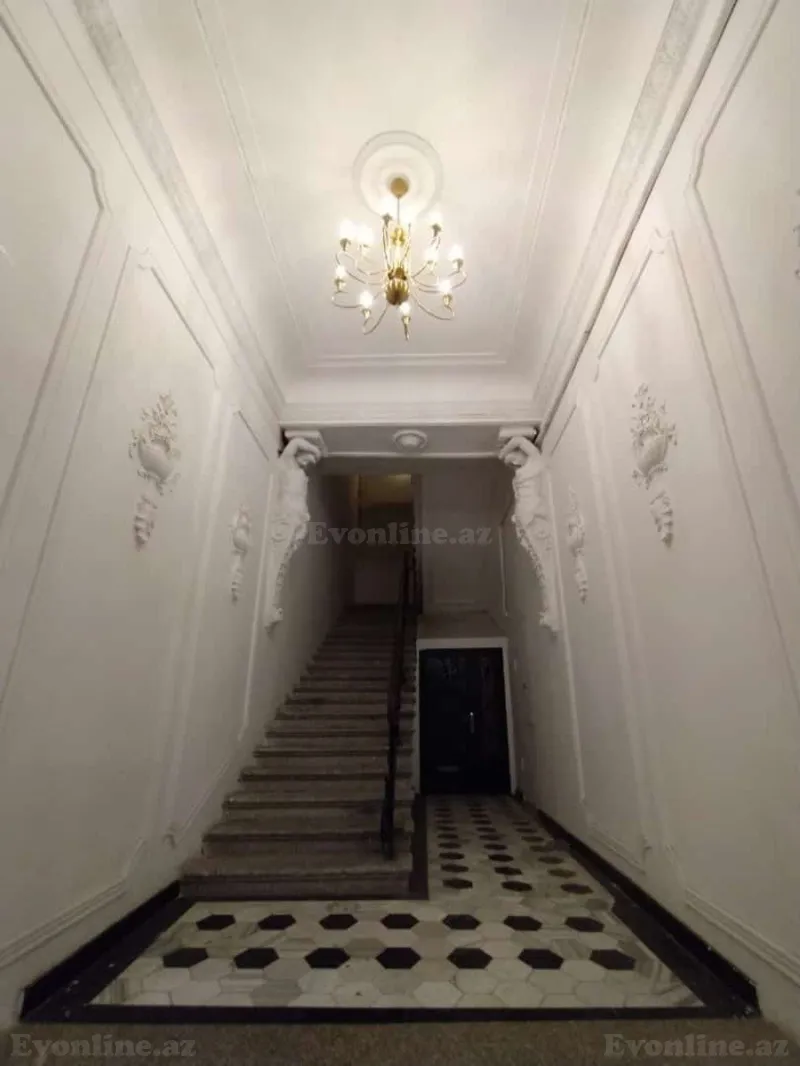 Satılır 4 otaqlı Mənzil Köhnə tikili 220 m² Sahil m. - şəkil 3