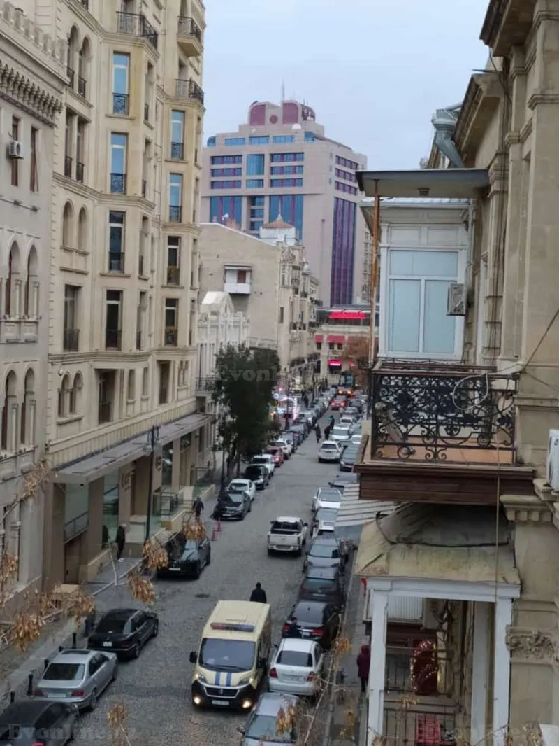 Satılır 4 otaqlı Mənzil Köhnə tikili 220 m² Sahil m. - şəkil 7