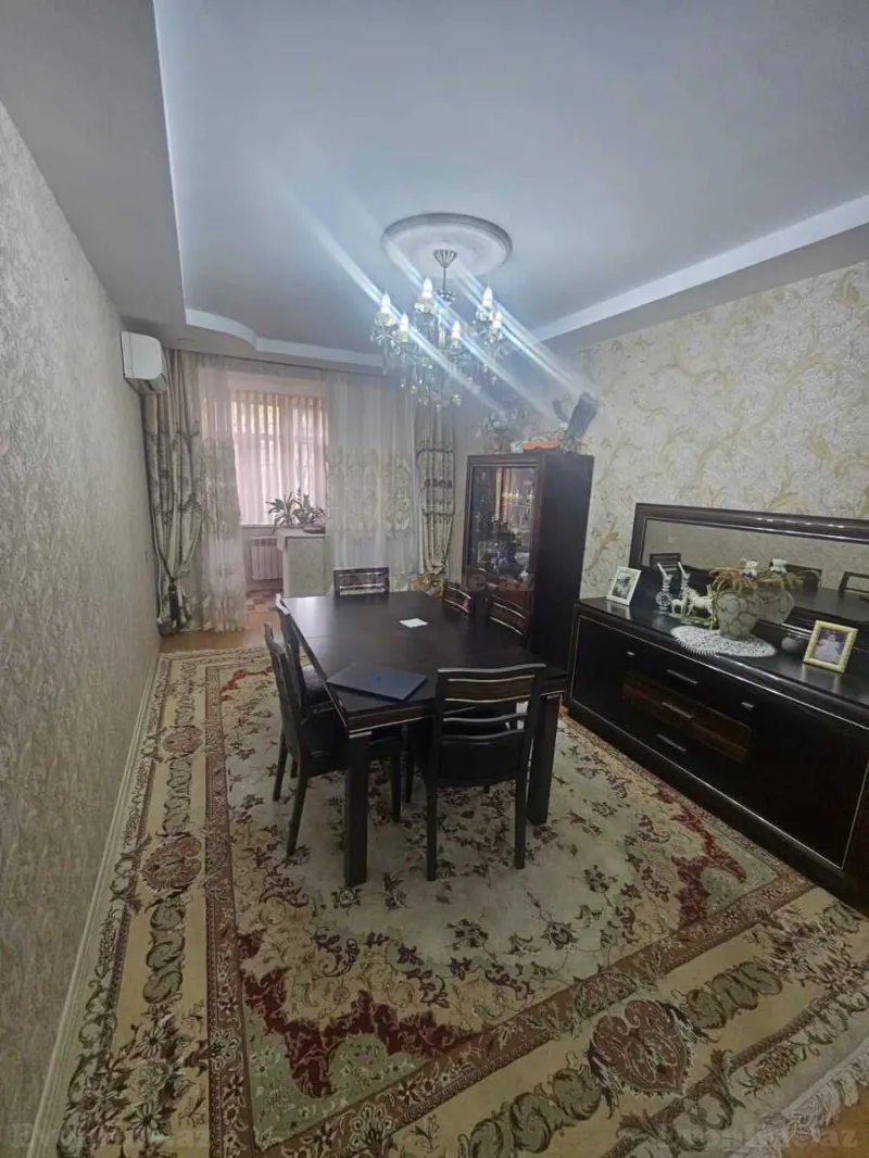 Bakı, Nəsimi r., Memar Əcəmi m., 4-cü mikrorayonda 4 otaqlı mənzil satılır