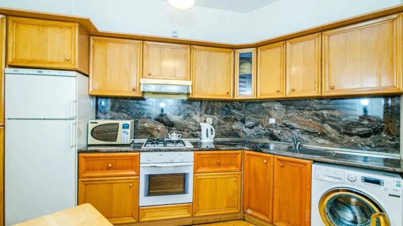 Kirayə verilir 2 otaqlı Mənzil Köhnə tikili 50 m² Sahil m.