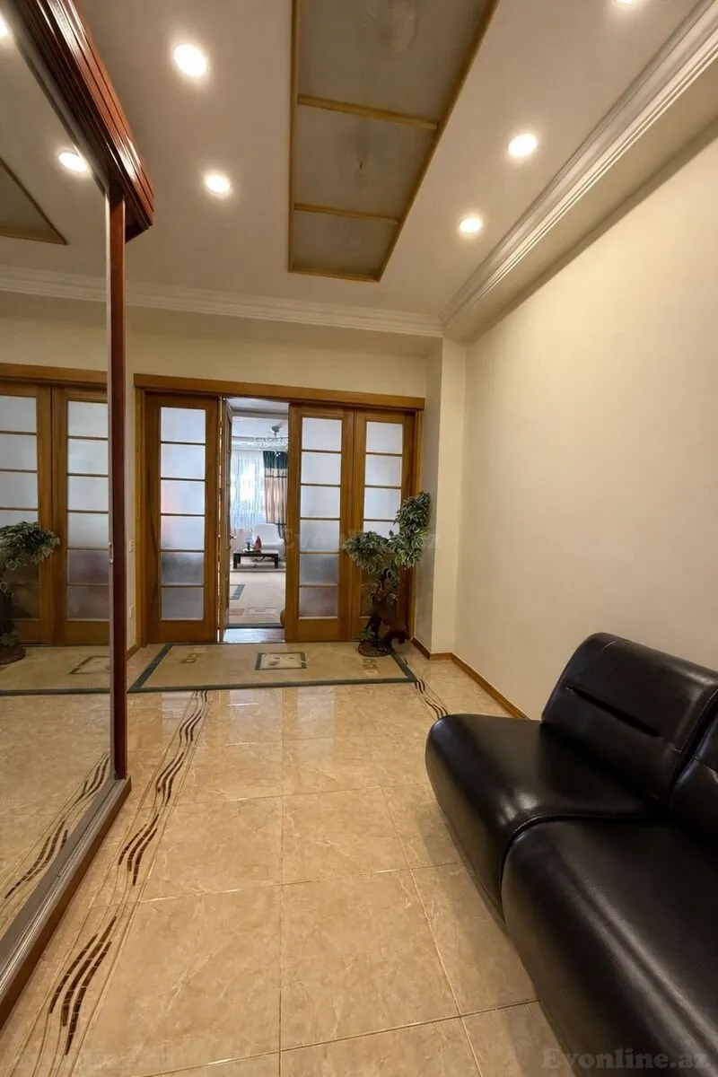 Satılır 3 otaqlı Mənzil Yeni tikili 150 m² 28 May m.