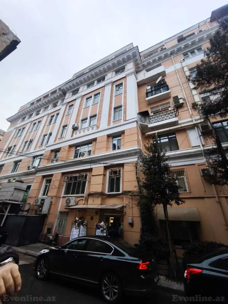 Satılır 3 otaqlı Mənzil Köhnə tikili 120 m² Sahil m.