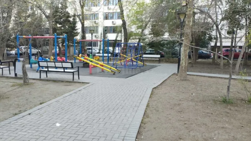 Satılır 2 otaqlı Mənzil Köhnə tikili 65 m² 8-ci mikrorayon - şəkil 2