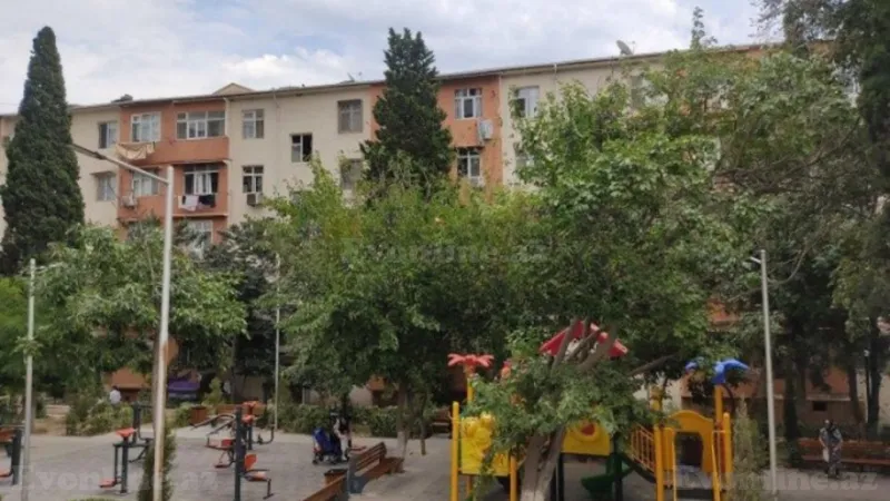 Bakı, Nəsimi r., Memar Əcəmi m., 4-cü mikrorayonda 4 otaqlı mənzil satılır