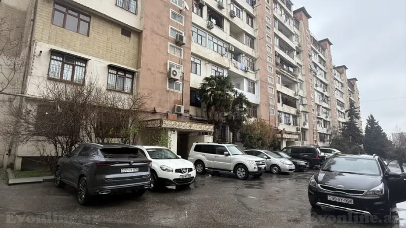 Bakı, Nəsimi r., Memar Əcəmi m., 4-cü mikrorayonda 4 otaqlı mənzil satılır