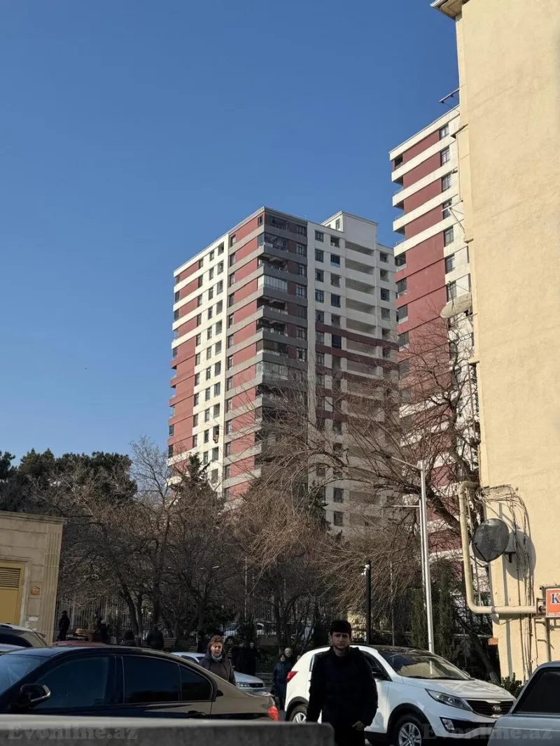 Bakı, Nəsimi r., Memar Əcəmi m., 5-ci mikrorayonda 3 otaqlı mənzil satılır