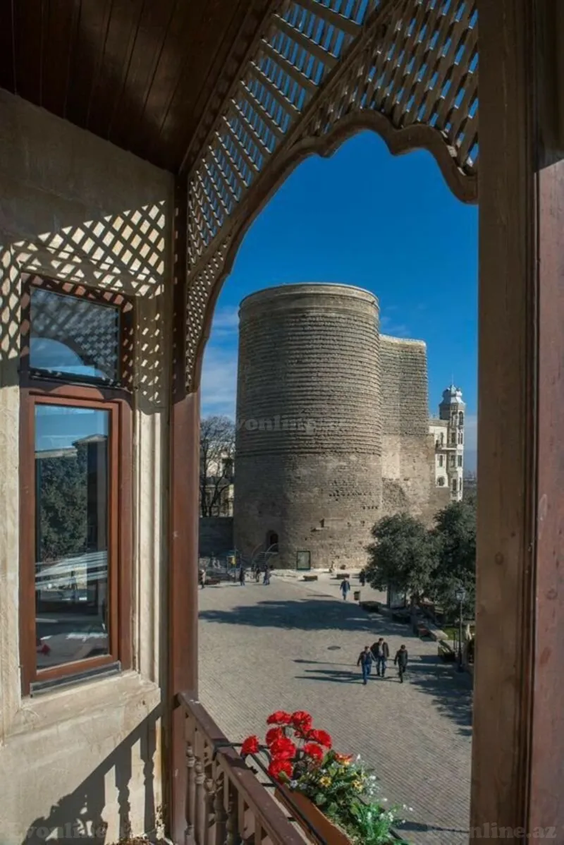 Kirayə verilir 3 otaqlı Mənzil Köhnə tikili 150 m² İçərişəhər m.