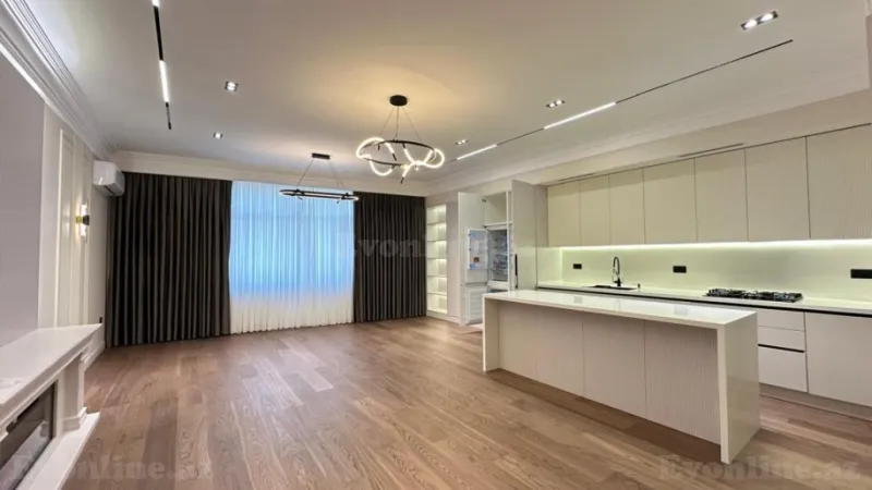 Bakı, Səbail r., 28 May m.da 4 otaqlı mənzil satılır