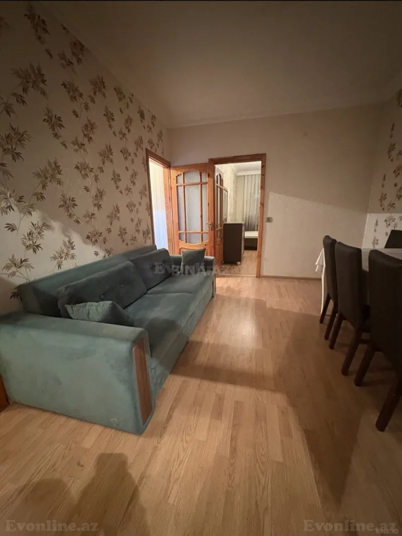 Bakı, Nəsimi r., Memar Əcəmi m., 5-ci mikrorayonda 2 otaqlı mənzil satılır