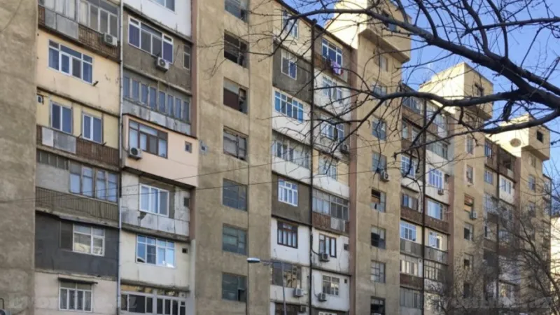 Bakı, Binəqədi r., Azadlıq prospekti m., 8-ci mikrorayonda 4 otaqlı mənzil satılır