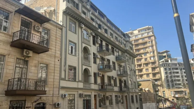 Satılır 3 otaqlı Mənzil Köhnə tikili 110 m² İçərişəhər m.