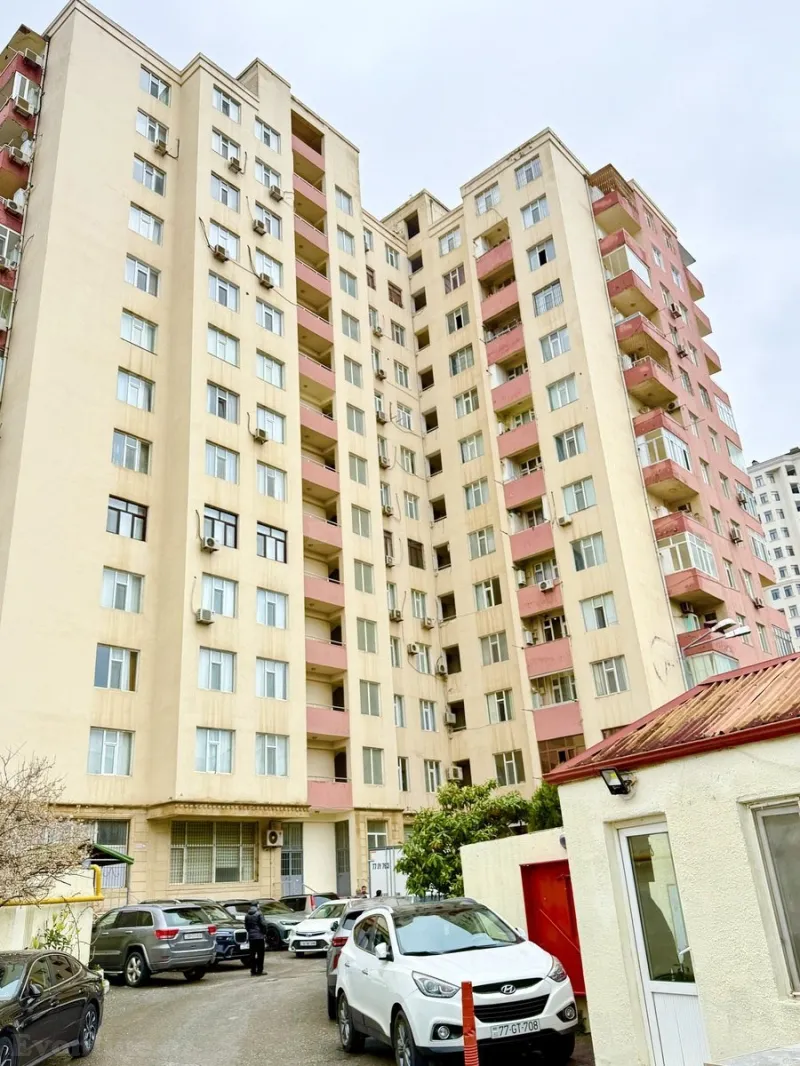 Bakı, Binəqədi r., Azadlıq prospekti m., 6-cı mikrorayonda 3 otaqlı mənzil satılır