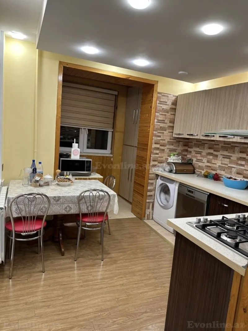 Satılır 4 otaqlı Mənzil Köhnə tikili 110 m² Xalqlar Dostluğu m.