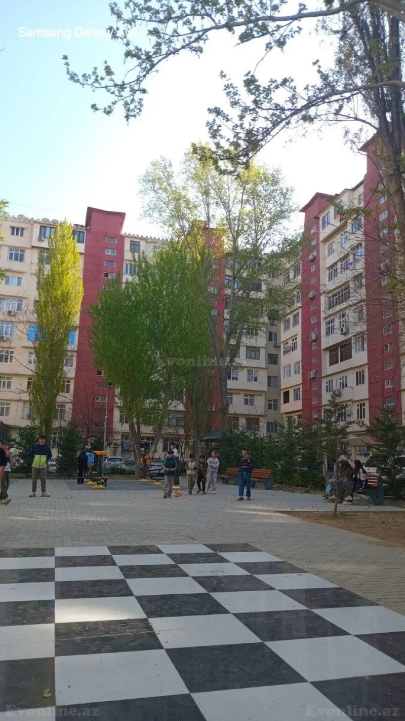 Satılır 4 otaqlı Mənzil Köhnə tikili 130 m² Yeni Yasamal