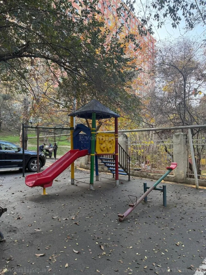 Bakı, Nəsimi r., Memar Əcəmi m., 3-cü mikrorayonda 2 otaqlı mənzil satılır