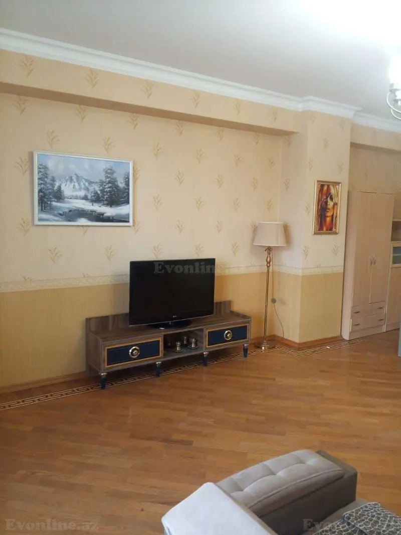 Kirayə verilir 3 otaqlı Mənzil Yeni tikili 200 m² 28 May m.