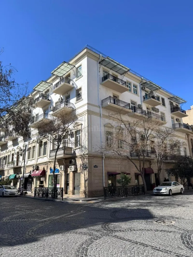 Bakı, Səbail r., Sahil m.da 2 otaqlı mənzil satılır