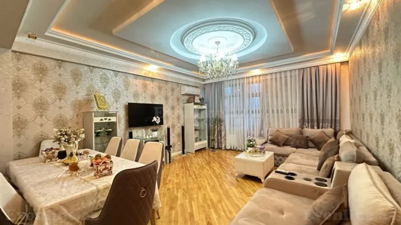 Bakı, Binəqədi r., Memar Əcəmi m., 6-cı mikrorayonda 3 otaqlı mənzil satılır