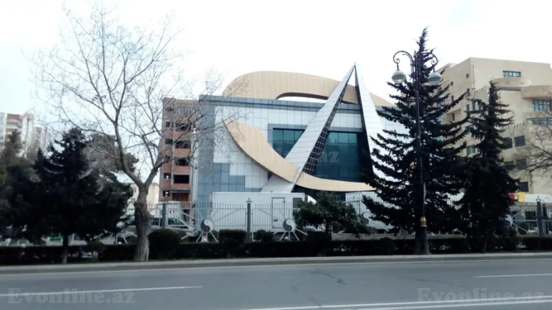 Satılır 3 otaqlı Mənzil Köhnə tikili 75 m² Elmlər Akademiyası m.