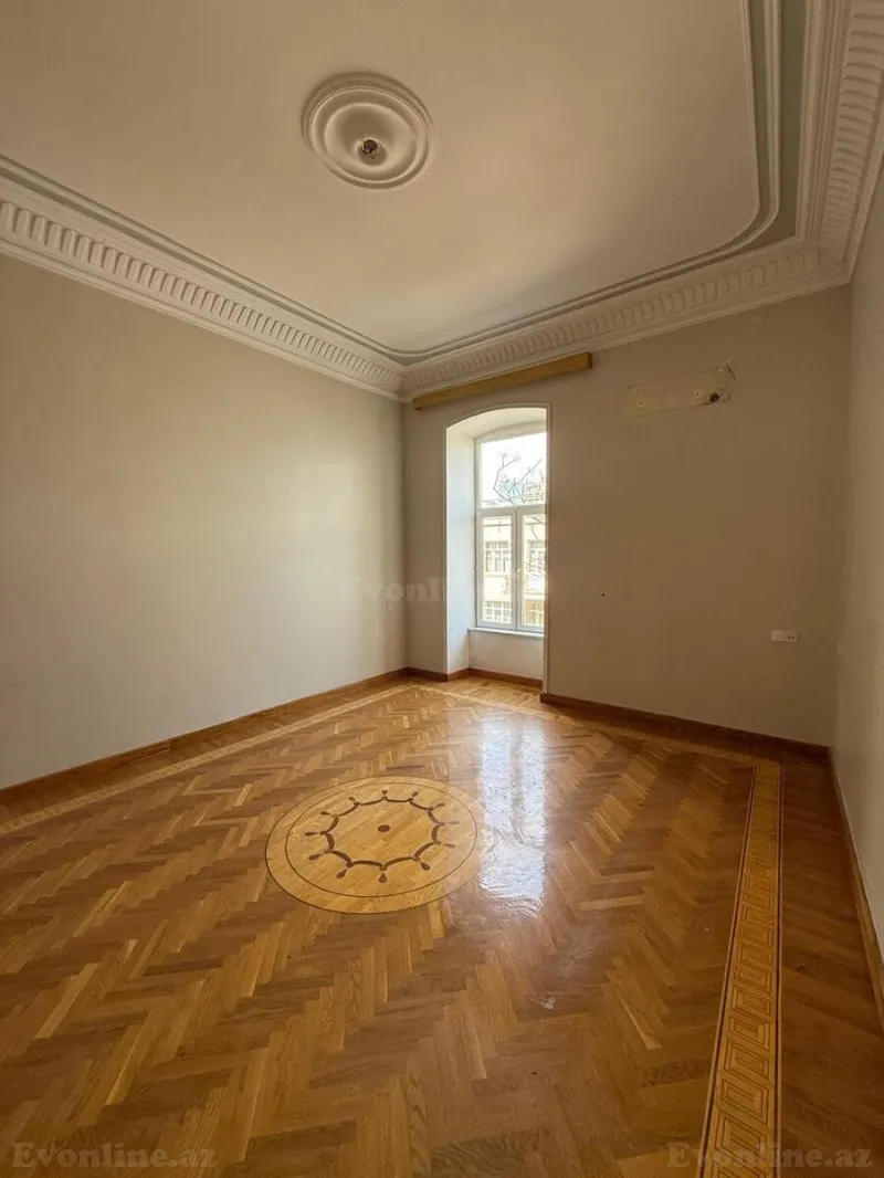 Satılır 4 otaqlı Mənzil Köhnə tikili 180 m² Səbail r. - şəkil 3