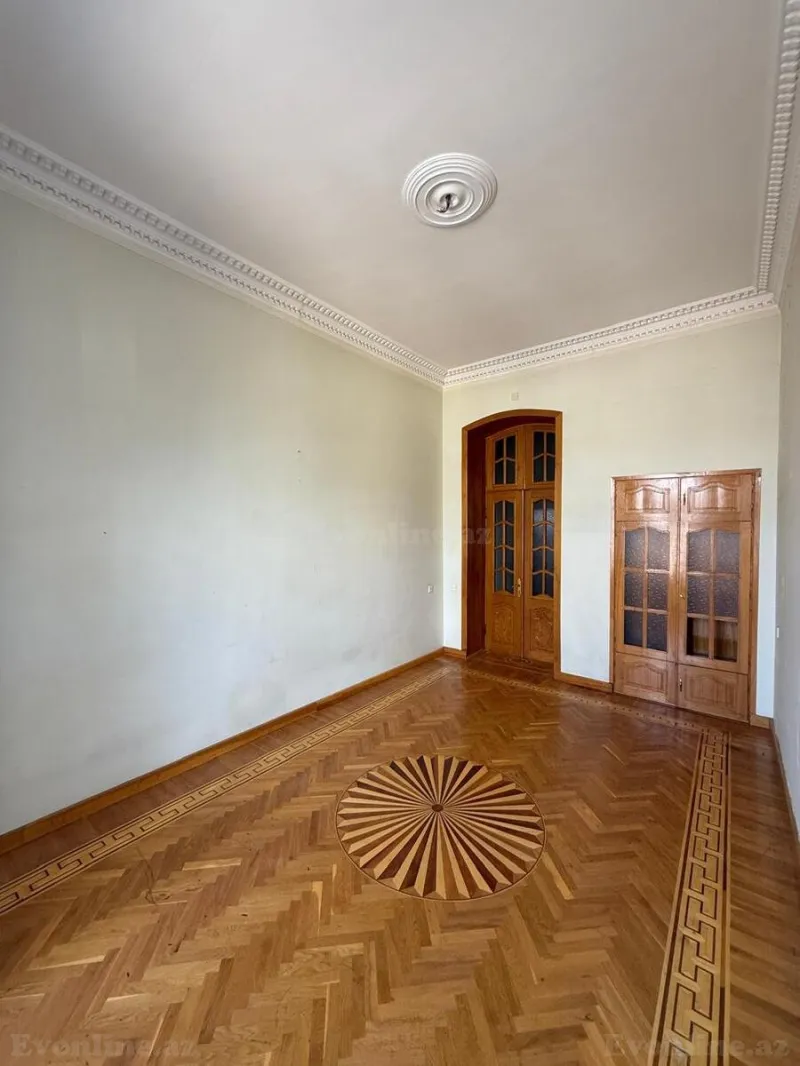 Satılır 4 otaqlı Mənzil Köhnə tikili 180 m² Səbail r. - şəkil 4