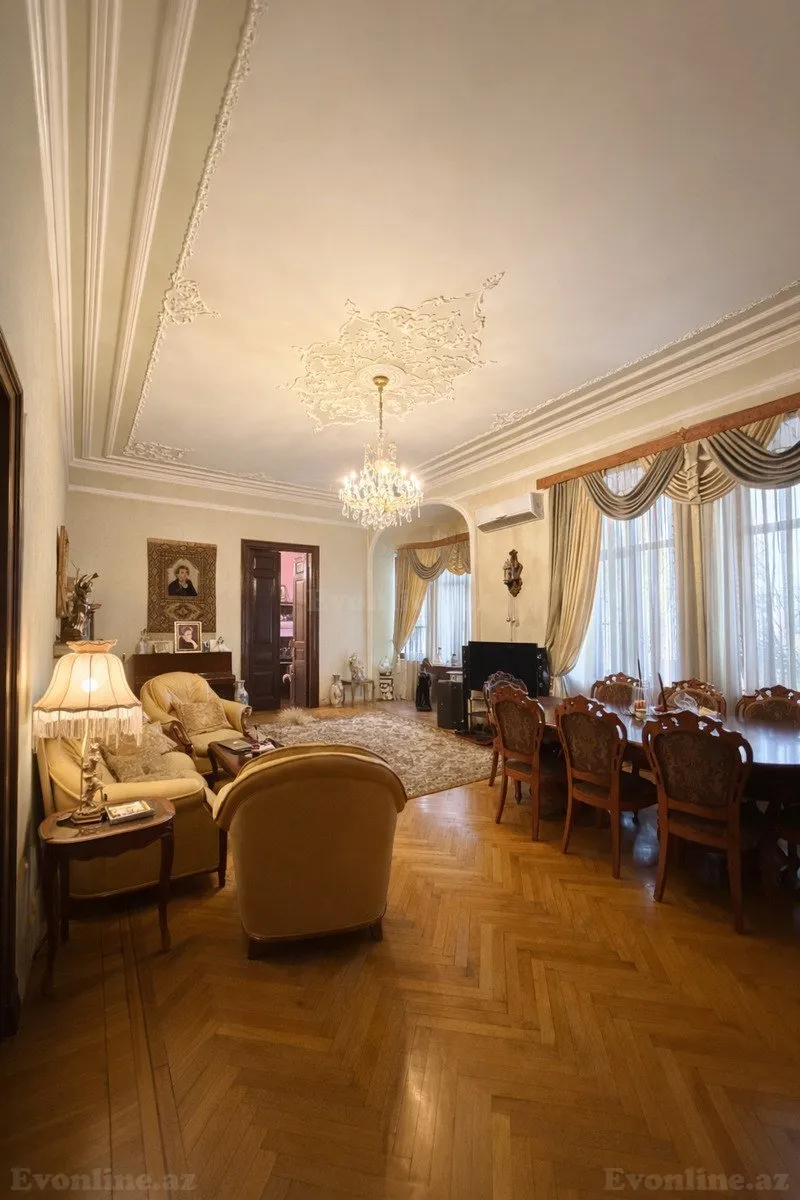 5 otaqlı Mənzil 210 m² 28 May m. Satılır