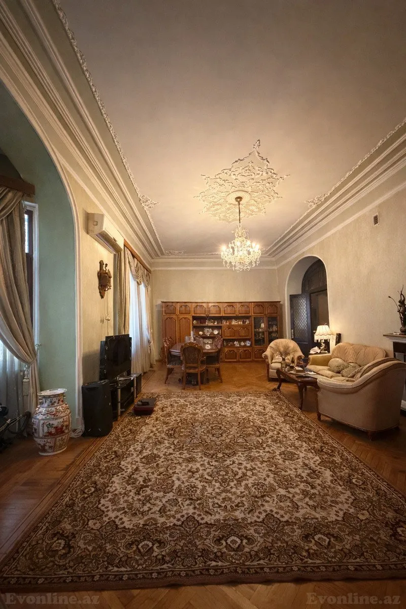 Satılır 5 otaqlı Mənzil Köhnə tikili 210 m² 28 May m. - şəkil 2