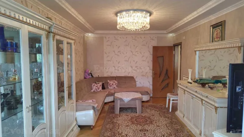 Satılır 4 otaqlı Mənzil Köhnə tikili 100 m² Neftçilər m.