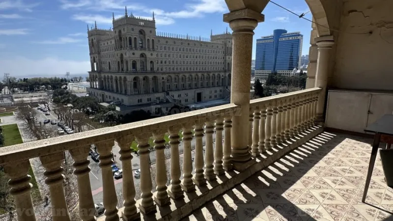 Bakı, Səbail r., 28 May m.da 4 otaqlı mənzil satılır