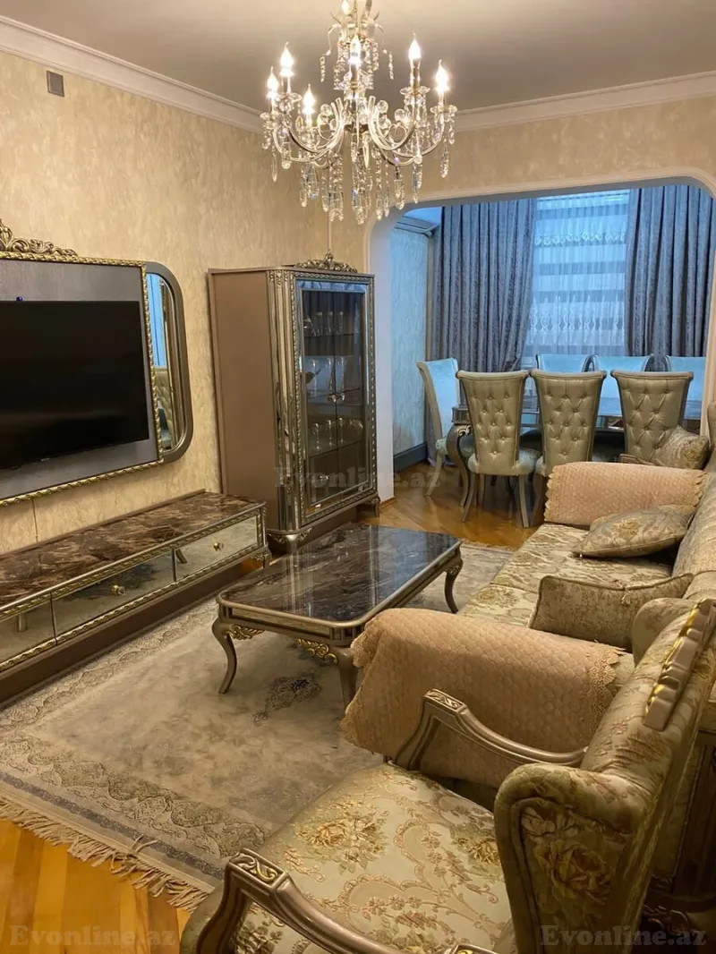 Bakı, Nəsimi r., Memar Əcəmi m., 4-cü mikrorayonda 2 otaqlı mənzil satılır