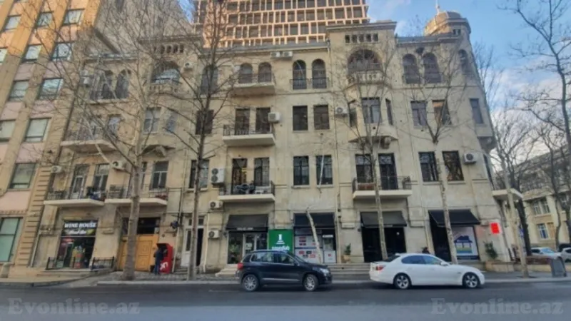 6 otaqlı Mənzil 220 m² 28 May m. Satılır