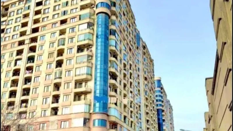 Bakı, Binəqədi r., Azadlıq prospekti m., 7-ci mikrorayonda 2 otaqlı mənzil satılır