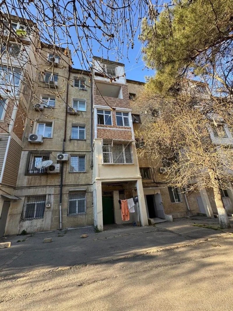 Satılır 3 otaqlı Mənzil Köhnə tikili 74 m² İnşaatçılar m. - şəkil 2