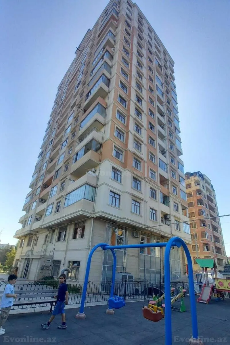 Bakı, Binəqədi r., 7-ci mikrorayonda 2 otaqlı mənzil satılır