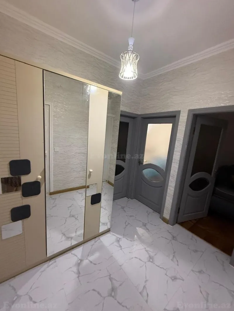 Bakı, Nəsimi r., Nəsimi m., 4-cü mikrorayonda 3 otaqlı mənzil satılır