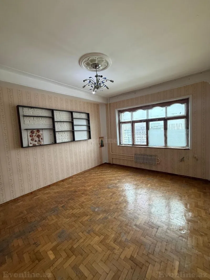 Bakı, Nizami r., Xalqlar Dostluğu m.da 4 otaqlı mənzil satılır