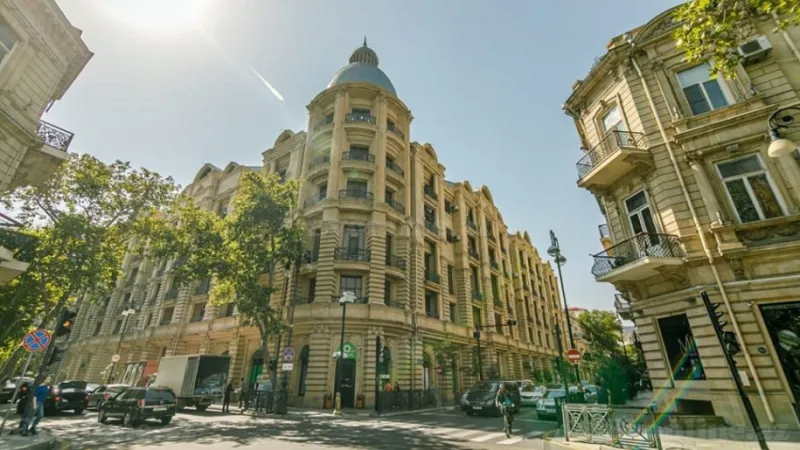 Bakı, Səbail r., Sahil m.da 3 otaqlı mənzil kirayə verilir