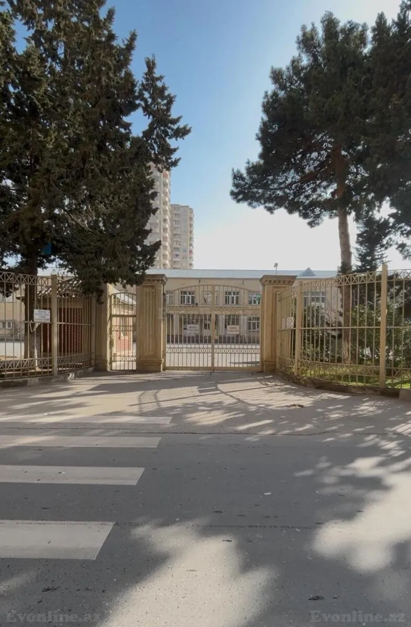 Bakı, Nizami r., Xalqlar Dostluğu m.da 4 otaqlı ofis satılır