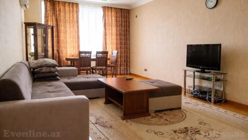 Bakı, Nəsimi r., 28 May m.da 4 otaqlı mənzil satılır