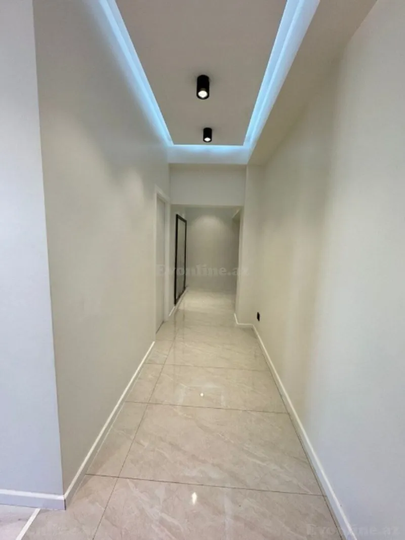 Bakı, Binəqədi r., Azadlıq prospekti m., 8-ci mikrorayonda 3 otaqlı mənzil satılır