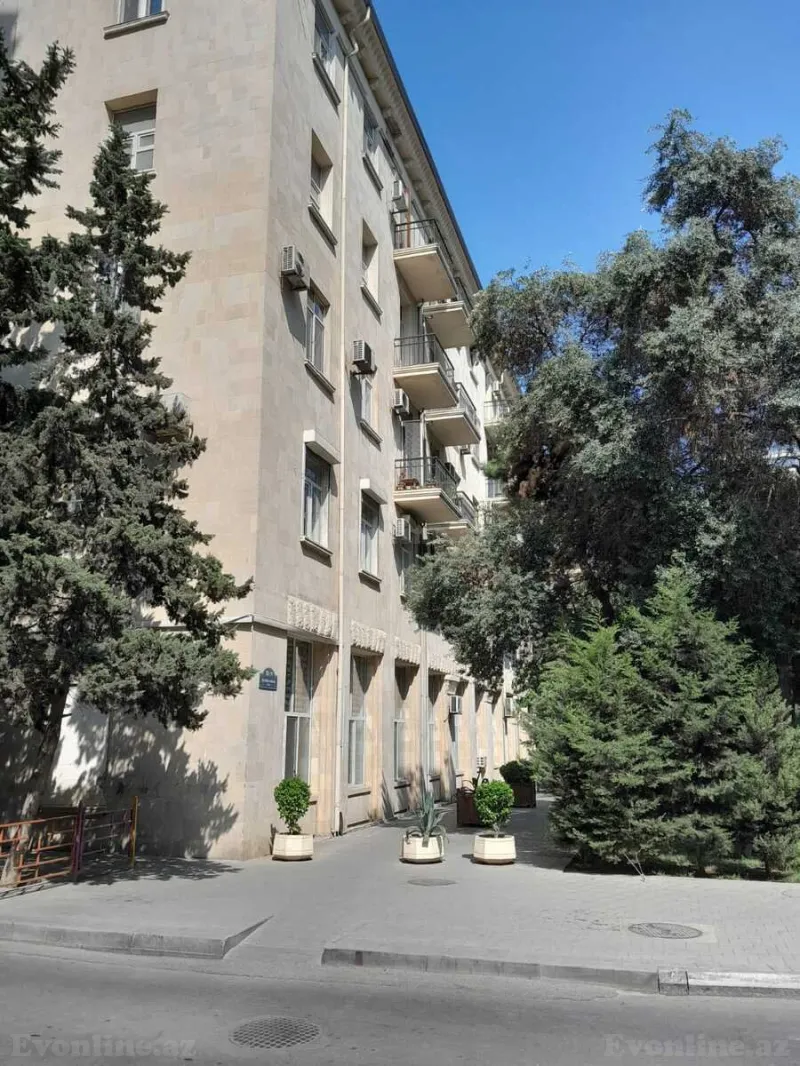 Bakı, Səbail r., 28 May m.da 2 otaqlı mənzil kirayə verilir